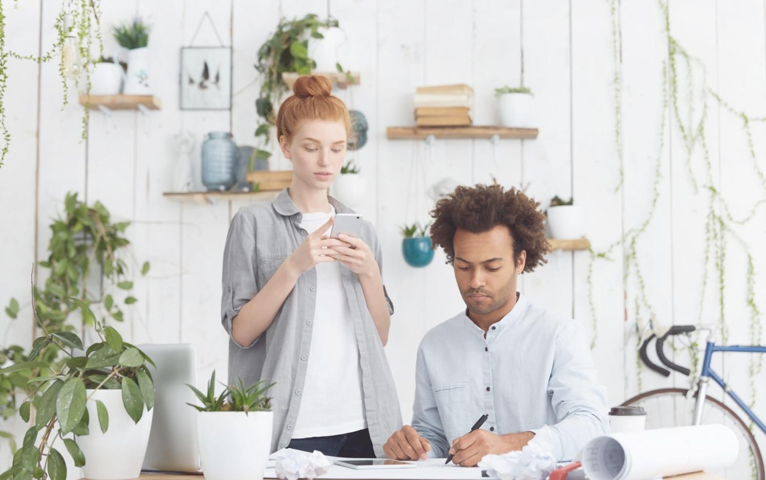 Teilnehmer arbeitet konzentriert an einer Finanzmodellierung mit mehreren Bildschirmen