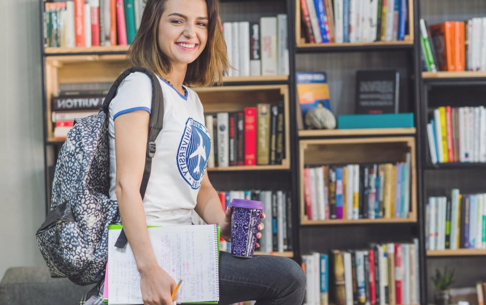 Teilnehmerin arbeitet konzentriert an Finanzmodellen am Computer